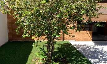 Imagem 2: Casa grande com placa solar