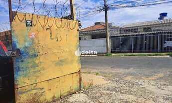 Imagem 4: Casa comercial disponível para venda no bairro Osvaldo Rezende em Uberlândia - MG