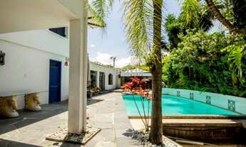 Imagem 3: Casa com muito espaço, piscina, jardim e com 5 dormitórios