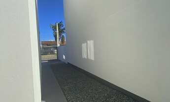 Imagem 7: Sobrado com arquitetura moderna - área externa ampla para piscina - rua asfaltada