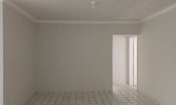 Imagem 2: Apartamento no Espinheiro, prédio antigo em pilotis numa localização excelente!!!