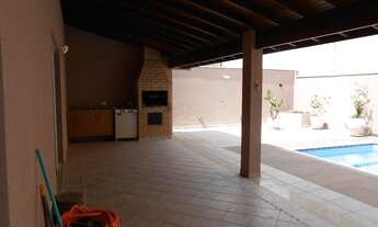 Imagem 2: Linda Casa para locação possui 368 metros quadrados com 4 quartos