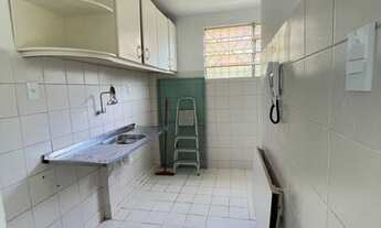 Imagem 3: Apt Tenysson Fontes no Santa Lucia 2/4 sombra com armários modulados na cozinha.<br&gt