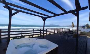 Imagem 3: Casa pé na areia na Praia do Campeche com 2 dormitórios