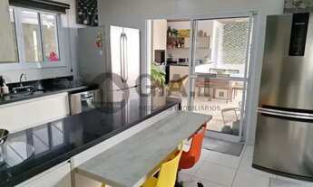 Imagem 6: Casa de alto padrão em condomínio na Vossoroca com 5 suítes e ampla área de convivência. A