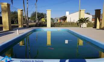 Imagem 2: Belíssima residência com piscina, em esquina, 100m do mar!