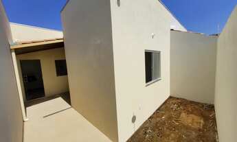 Imagem 4: Casa de 2 quartos com duas vagas de garagem e fino acabamento