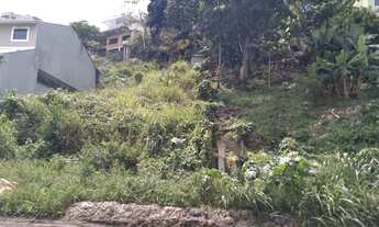 Imagem 3: Terreno com suave aclive em rua com belas casas próximo a todo comércio da região, mediand