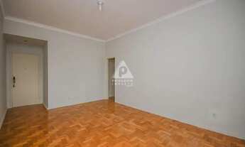 Imagem 2: Apartamento com 3 quartos e dependência completa em rua nobre no bairro de Laranjeiras!