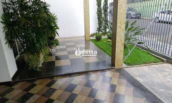 Imagem: Casa estilo sobrado com 5 quartos sendo