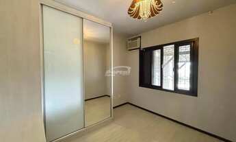 Imagem 7: Casa com 03 dormitórios, sendo uma suíte com sacada, além de um banheiro social e um terra