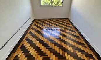 Imagem 7: Apartamento de dois dormitórios, banheiro e sala no bairro da Azenha em Porto Alegre