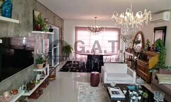 Imagem 2: Casa de alto padrão em condomínio na Vossoroca com 5 suítes e ampla área de convivência. A