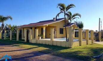 Imagem 3: Belíssima residência com piscina, em esquina, 100m do mar!