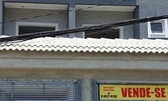 Imagem 2: Sobrado para venda possui 190 metros quadrados com 3 quartos em Santa Maria - Santo André