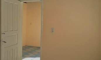 Imagem 5: Casa com 2 quartos, 1 banheiro, sala, cozinha, varanda e área de serviço, gradeada. No bai