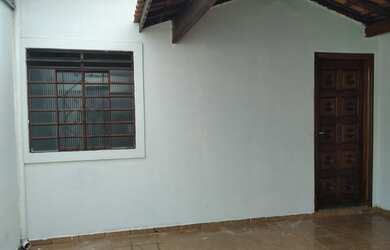 Imagem 3: Garagem p/ 2 carros, sala, cozinha c/ gab., 2 dormitórios, banheiro social, lavanderia e p