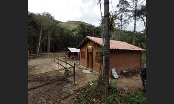 Imagem 2: Lindo terreno beira rio, com aconchegante chalé recém construído no Vale das Flores, Visco