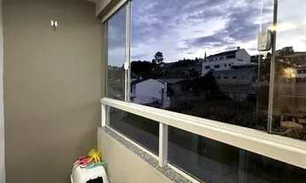 Imagem 6: Apartamento semimobiliado com 2 dormitórios, sala de estar e jantar integradas com sacada