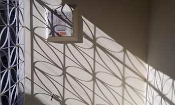 Imagem 2: Casa com 2 quartos, 1 banheiro, sala, cozinha, varanda e área de serviço, gradeada. No bai