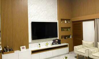 Imagem 7: Viva o Alto Padrão: Casa com 4 Suítes, Piscina e Energia Solar