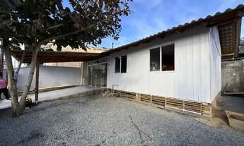 Imagem: Casa de Madeira no Centro de Balneário