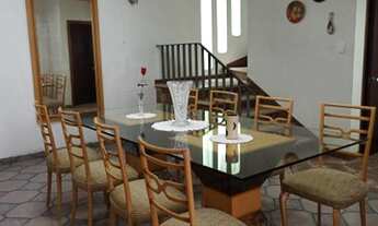 Imagem 3: Sobrado em rua sem saída muito bem localizado tendo 3 dormitórios e 3 vagas de garagem