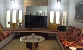 Imagem 2: Sobrado em rua sem saída muito bem localizado tendo 3 dormitórios e 3 vagas de garagem