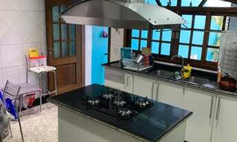 Imagem 2: Sobrado para venda possui 250 metros quadrados com 4 quartos em Taboão - São Bernardo do C