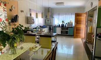 Imagem 6: Casa para aluguel possui 420 metros quadrados com 4 quartos