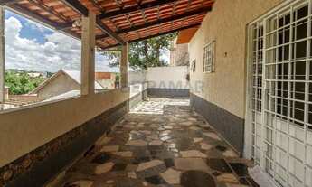 Imagem 2: Casa em ARNIQUEIRAS, aconchegante com 4 Quartos, 3 Suítes, Closet, 3 Vagas de Garagem Cobe