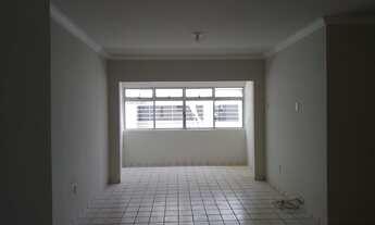 Imagem: Apartamento no Espinheiro, prédio antigo