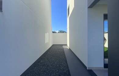 Imagem 5: Sobrado com arquitetura moderna - área externa ampla para piscina - rua asfaltada