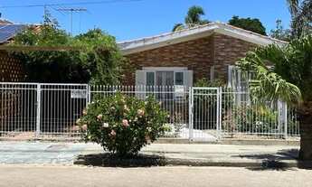 Imagem: Casa com amplo pátio e garagem para 3 carros