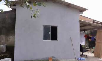 Imagem: Pequena casa com 1 quarto e quintal, em