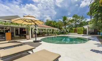 Imagem 7: Casa com espaço gourmet ao lado da quadra de tênis