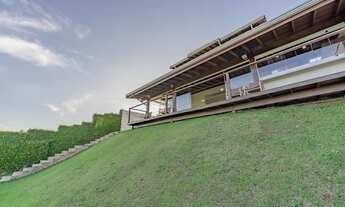 Imagem 6: Casa espaçosa com quintal gramado em Sousas