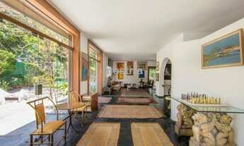 Imagem 2: Casa com muito espaço, piscina, jardim e com 5 dormitórios