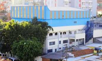 Imagem: Prédio comercial com estrutura para escolas