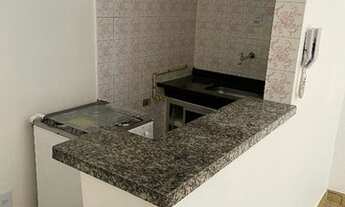 Imagem 5: Apartamento conjugado no centro, banheiro com box, cozinha, ventilador de teto na sala