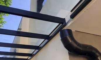 Imagem 2: Casa com 3 suítes, em condomínio com piscina a 300 m da praia, Boiçucanga. Locação Anual