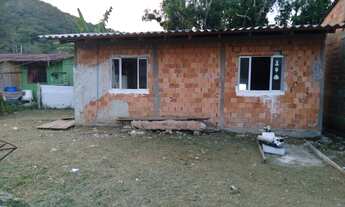 Imagem: Terreno com casa em fase de acabamento em