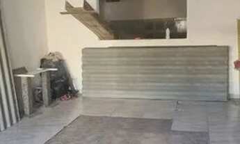 Imagem: Casa assobrada- o proprietario está fazendo