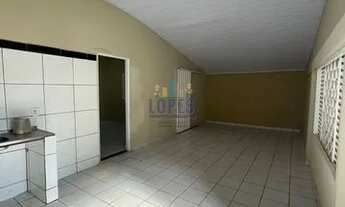 Imagem 2: Casa de 2 quartos, sala de estar, sala de jantar, wc social, quintal nos fundos e frente p