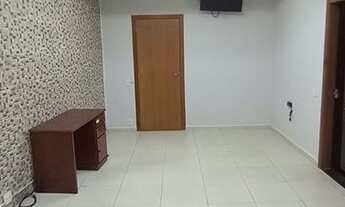 Imagem 5: Prédio comercial em frente a BR 153&quot