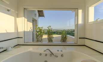 Imagem 3: Casa espaçosa com quintal gramado em Sousas