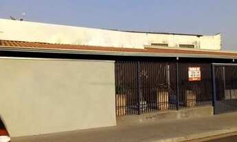 Imagem 2: Prédio comercial em frente a BR 153&quot