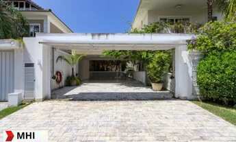 Imagem 4: Casa de condomínio para venda possui 680 metros quadrados com 5 quartos