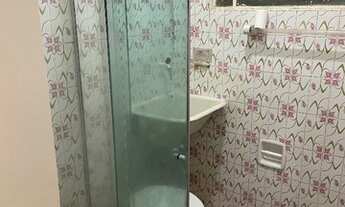 Imagem 7: Apartamento conjugado no centro, banheiro com box, cozinha, ventilador de teto na sala