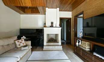 Imagem 2: Casa residencial semimobiliada com 3 dormitórios, sendo 1 suíte, sala de estar com lareira